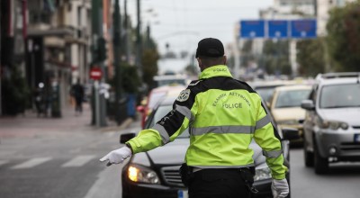 Οδήγηση και πρόστιμο: Η αγαπημένη συνήθεια που κανείς δεν ξέρει ότι είναι παράνομη