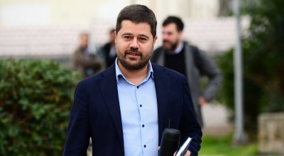 Η κόκκινη πολυθρόνα της παράγκας του Θωμά και ο «Φραπές»