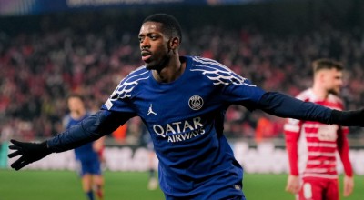 Το βραβείο του «Κορυφαίου Παίκτη της Χρονιάς» στα χέρια του Ντεμπελέ