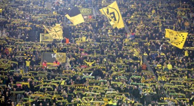 Πανό στα ελληνικά απ΄ο τους οπαδούς της Ντόρτμουντ για τα Τέμπη