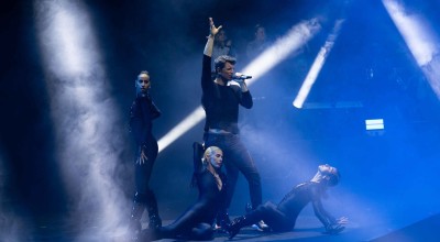 Σάκης Ρουβάς: Σκίστηκε το παντελόνι του στη σκηνή–«Να το βγάλω;»