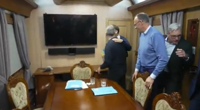 Μακρόν: Τι λένε οι Γάλλοι για το περιβόητο σακουλάκι που έμοιαζε με... κοκαΐνη