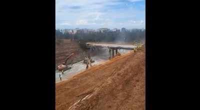 Θεσσαλονίκη: Η στιγμή της κατεδάφισης της γέφυρας Περραιβού