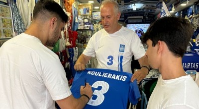 Κουλιεράκης: Υπέγραψε φανέλες και χάρισε τα παπούτσια του στο Μουσείο της Εθνικής