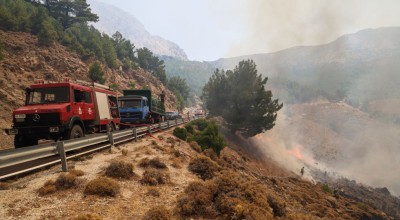 Χίος: Μάχη με τις φλόγες από πυροσβέστες, εθελοντές και κατοίκους