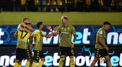 Ο θίασος άλλαξε, αλλά το χειροκρότημα καθυστερεί