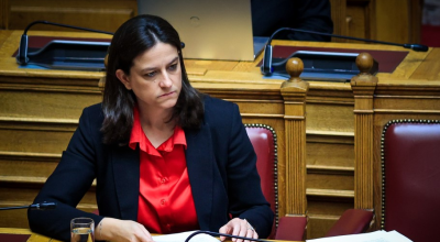 Προκαλεί η Κεραμέως για το 13ωρο: «Μας παρακαλούν να δουλέψουν παραπάνω»