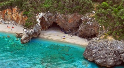 Χαμός και τρεις συλλήψεις σε παραλία στο Πήλιο για... γυμνισμό!