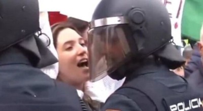 Διαδηλώτρια φλέρταρε ΜΑΤατζή σε πορεία: Πώς αντέδρασε