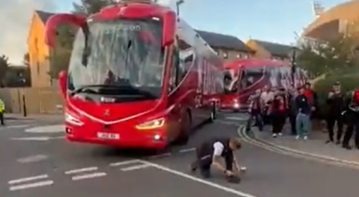 Οπαδός της Κρίσταλ Πάλας μπλόκαρε το λεωφορείο της Λίβερπουλ για να δέσει τα κορδόνια του