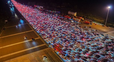 Τεράστιες ουρές στην Κίνα: Πάνω από 120.000 οχήματα πέρασαν από τον μεγαλύτερο σταθμό διοδίων