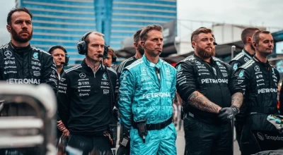 Μηχανικός της Mercedes παρακολουθούσε αγώνα ποδοσφαίρου την ώρα του GP στη Σιγκαπούρη