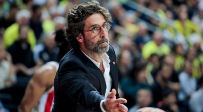 Ο Ερυθρός Αστέρας νίκησε τη Φενέρ και οι παίκτες έλουσαν τον Τόμοβιτς