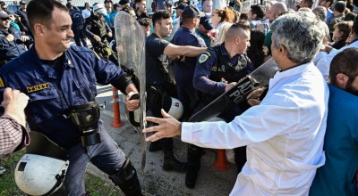 Επεισόδια και χημικά στο «Αττικόν» στην επίσκεψη Μητσοτάκη-Γεωργιάδη