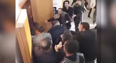 Τουρκία: Πιάστηκαν στα χέρια στελέχη του CHP-Επενέβη η αστυνομία