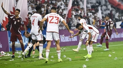 Χάος μετά τη νίκη του Κατάρ επί των ΗΑΕ: Οπαδοί εκτόξευσαν iPhone και κλειδιά αυτοκινήτων στον αγωνιστικό χώρο