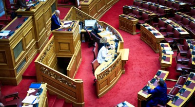 «Χοντρό» επεισόδιο στη Βουλή Καιρίδη-Βελόπουλου: «Φέρε τα λεφτά από Γερμανία»