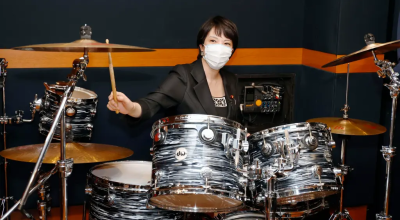 Σανάε Τακαΐτσι: Χεβιμεταλού και... ντράμερ η νέα πρωθυπουργός της Ιαπωνίας