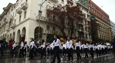 Θεσσαλονίκη: Με καταρρακτώδη βροχή παρέλασαν οι μαθητές