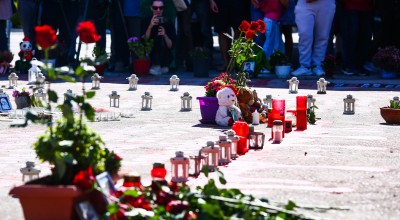 Σύνταγμα: Άφησαν λουλούδια πάνω στα ονόματα των θυμάτων των Τεμπών