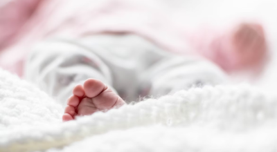 Λάρισα: Εξαιρετικά κρίσιμη η κατάσταση του βρέφους με τα εγκαύματα από καυτό λάδι