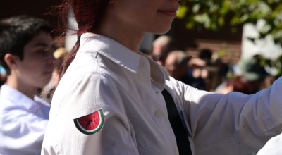 28η Οκτωβρίου: Η σημαιοφόρος με το «καρπούζι» της Παλαιστίνης στη μαθητική παρέλαση