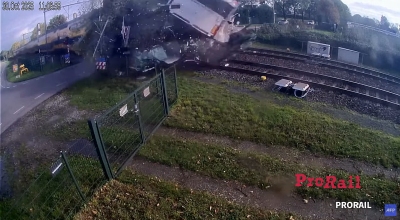 Ολλανδία: Η στιγμή που τρένο διεμβολίζει φορτηγό