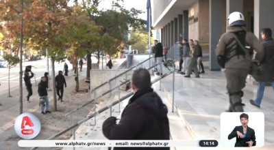 Άλκης Καμπανός: Τι αφορά η δίωξη στους συλληφθέντες έξω από τα δικαστήρια