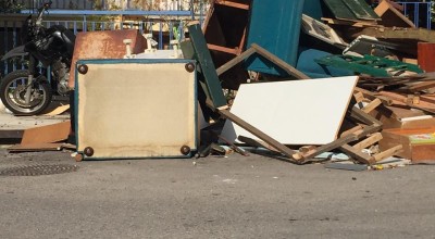 Θεσσαλονίκη: Σύλληψη πολίτη που άφησε ογκώδη αντικείμενα σε πεζοδρόμιο