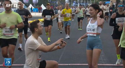 Μαραθώνιος: Τερμάτισε, γονάτισε και έβγαλε... δαχτυλίδι!