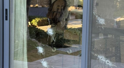 Ρόδος: «Γάζωσαν» σπίτι γνωστού επιχειρηματία και άφησαν μαύρο στεφάνι