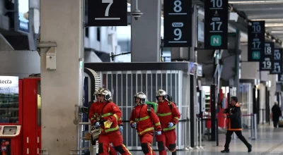 Συναγερμός στο Παρίσι: Άνδρας απείλησε να κόψει το λαιμό της γυναίκας και του γιου του