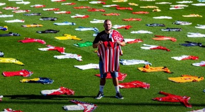 Ο φίλαθλος που «έντυσε» τη Μονακό με 1.146 φανέλες και ένα ρεκόρ