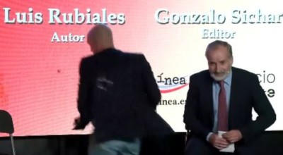 Λουίς Ρουμπιάλες: Χαμός στην παρουσίαση βιβλίου-Του πέταξαν αυγά!