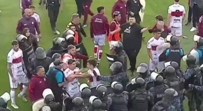 Πολύ ξύλο στην Αργεντινή: Μπουνιές, σπρέι πιπεριού και ξύλο με την αστυνομία