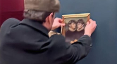 Ασφάλεια... μηδέν στο Λούβρο: TikTokers κρέμασαν φωτογραφία δίπλα στη Μόνα Λίζα!