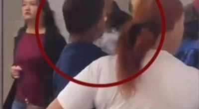 Απίστευτο: Παιδί κάπνιζε ηλεκτρονικό στην αγκαλιά της μητέρας του