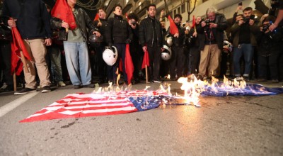 Θεσσαλονίκη-Πορεία για το Πολυτεχνείο: Έκαψαν σημαίες ΗΠΑ, Ισραήλ και ΝΑΤΟ