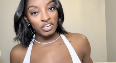 Η Σιμόν Μπάιλς μίλησε για την προσθετική στήθους: «Αφόρητος πόνος»