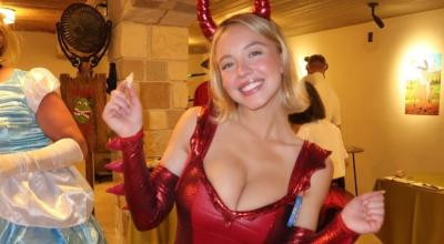 Η Σίντνεϊ Σουίνι ντύθηκε σέξι δράκος την Ημέρα των Ευχαριστιών