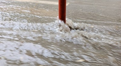 Βροχή στη Θεσσαλονίκη: Δρόμοι-παγίδες, ρυάκια και βουλωμένα φρεάτια