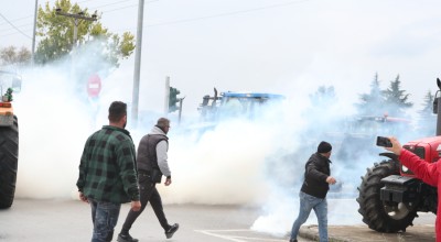 Θεσσαλονίκη: Χαμός με δακρυγόνα κατά των αγροτών στα Πράσινα Φανάρια