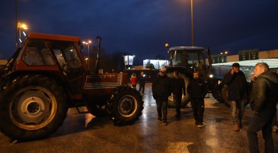 Αγρότες στη Θεσσαλονίκη: Αποκλείουν την πρόσβαση προς το αεροδρόμιο «Μακεδονία»