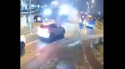 Οδηγός προσέκρουσε σε κυκλικό κόμβο και... απογειώθηκε!