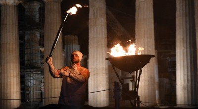 Ολυμπιακή Φλόγα: Ανέβηκε στην Ακρόπολη δια χειρός Στέφανου Ντούσκου