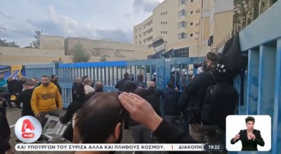 Οδηγοί ταξί έκαναν «ντου» στο υπουργείο Μεταφορών: Με χημικά απάντησαν τα ΜΑΤ