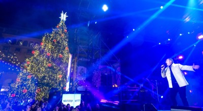 Θεσσαλονίκη-Άναψε το χριστουγεννιάτικο δέντρο: «Βρέχει χαμόγελα, αισιοδοξία κι ελπίδα»