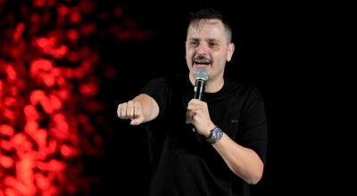 Τσουβέλας σε θεατή: «Εξαφανίσου από εδώ για να μην σε κουτουλήσω»