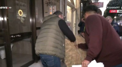 Λάρισα: Αγρότες έριξαν άχυρα στα γραφεία των βουλευτών της ΝΔ