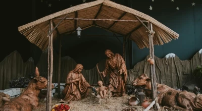 Καταζητούμενος κρύφτηκε σε φάτνη και παρίστανε φιγούρα για να μη συλληφθεί